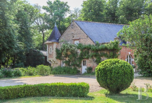 En Sologne, proche de Chambord, dans un paysage de forêts et d’étangs, l’ancien pavillon de défense d’un château du 16e siècle transformé en gîte - photo  n°3